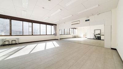 陽当たり良好🌞ロールスクリーン、遮光カーテンで調整も可能 - PALETTEスタジオ 百合ヶ丘の室内の写真