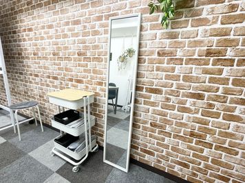 姿見設置しました。150✖️30cm
独立して立てることが可能です。
カラー診断や骨格診断などに活躍します。
お帰り時の身支度にもGOOD。 - CREST（クレスト）会議室 ✨オープン！新宿御苑前1分 お洒落なCREST貸会議室　の室内の写真