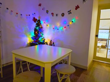 ダイニングのクリスマスツリー - レンタルスペース ワイワイ元町 ワイワイの実レンタルスペース ワイワイ元町の室内の写真