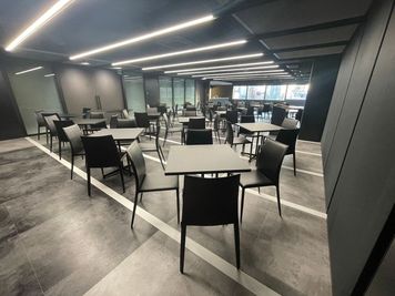 【メインフロア】- グレイドパーク 新橋駅前8F（銀座口）） の写真 - グレイドパーク 新橋駅前8F（銀座口）の室内の写真