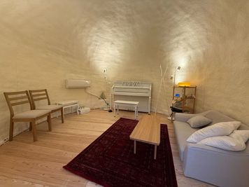 【nexusチャレンジパーク早野内】アップライトピアノ備え付きの音楽スタジオ　楽器や歌の練習・レッスンにご使用いただけます。 - ルービーあざみ野ネクサス