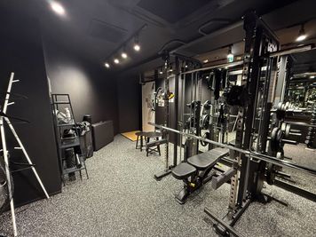 【 日本大通り駅徒歩4分】25.31㎡/マルチマシンやダンベル完備のトレーニングルーム - ルービー日本大通り