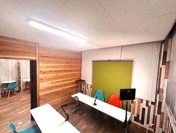 【徒歩1分 駅前ビル】レンタルスペース オレンジワーク緑地公園店 【特価￥495円〜 】オレンジワーク緑地公園「動画配信スタジオ」の室内の写真