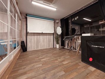 背景紙（白・青）
自然光・遮光カーテン・遮光ブラインドあり。物撮BOXあり。 - 【徒歩1分 駅前ビル】レンタルスペース オレンジワーク緑地公園店 【改装OPEN】オレンジワーク緑地公園「撮影スタジオ」の室内の写真