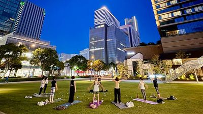 「都会の光を味方に。昼間とは一変する、幻想的なナイトイベント空間。」
周囲の高層ビル群の照明が、まるで演出のようにイベントを彩ります。 - LIVINGTOWN みなとみらい イベントスペース芝生広場の室内の写真
