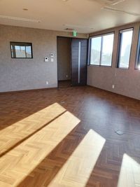 2階 広々とした空間で、ヨガレッスンなど様々な用途に活用可能。 - 住まっと！レンタルスペース　＜昭和管工事(株)　敷地内＞ 住まっと！レンタルスペースの室内の写真