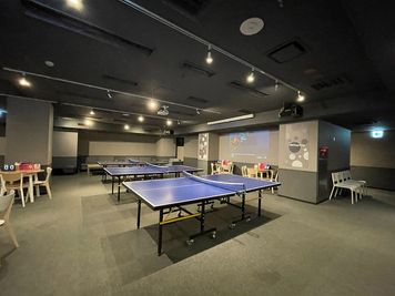 正面の右横からの角度になります。 - 歌舞伎町の大型アミューズメントバー「東京PingPong」 東京Ping Pongの室内の写真