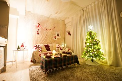 夜はライトアップしてロマンチックな空間に✨ - mellow room 大宮店の室内の写真