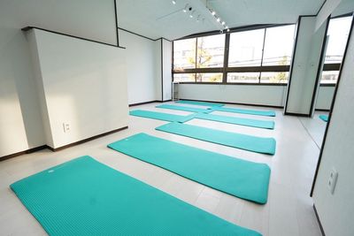 ヨガマット8枚敷けます - Rental studio  貸箱RiSE 自然光たっぷり開放的なスタジオの室内の写真