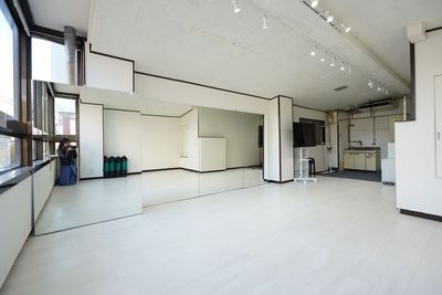 4.5mの大きな鏡 - Rental studio  貸箱RiSE 自然光たっぷり開放的なスタジオの室内の写真
