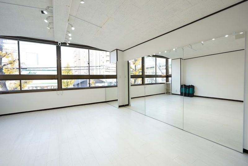 自然光たっぷりの開放的な空間 - Rental studio  貸箱RiSE 自然光たっぷり開放的なスタジオの室内の写真