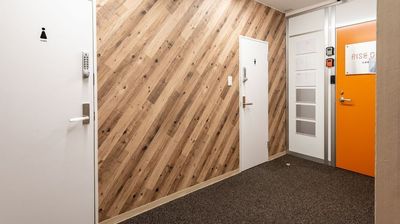 白いドアを開けると右側にお部屋があるレンタルオフィスの入口があります。 - 日本橋ライズオフィス 日本橋ライズオフィス　一人用個室【TS-R 18】の入口の写真