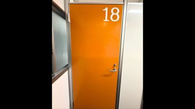 「18」と書かれたお部屋をご利用ください。中から施錠もできるので、利用中も安心して過ごせます。 - 日本橋ライズオフィス 日本橋ライズオフィス　一人用個室【No.18】の入口の写真