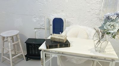 サロンルームにある白いソファをスタジオで利用することも可能です。（撮影後はサロンルームに元に戻しておいてください） - 六本木駅から徒歩5分のレンタルサロン＆フォトスタジオ 港区のレンタルスペースi'llfeel｜六本木店-スタジオ利用の室内の写真