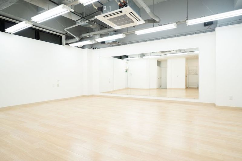 地下の４０平米ダンススタジオ。天井高3mで開放感あります！ - レンタルスタジオ「リリネ」 レンタルダンススタジオ リリネ Studio Lilyne' の室内の写真