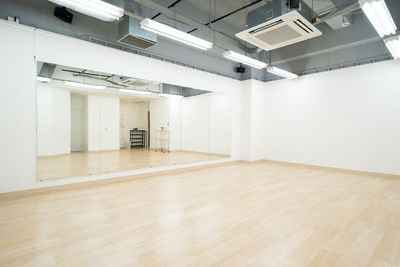 横4.5m 縦1.8mの大型ミラー完備。全身が映せて振付の確認ができます。 - レンタルスタジオ「リリネ」 レンタルダンススタジオ リリネ Studio Lilyne' の室内の写真