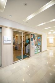 長いスロープを少し奥まで入ると入り口です - ヤマハ山響楽器店市ヶ尾センター ㈱山響楽器店市ヶ尾センター グランドピアノ室の入口の写真