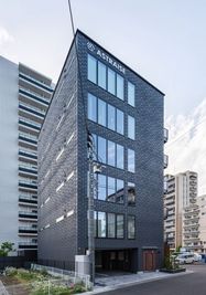 アストライズ桜木町ビル 【新築】85インチのモニター付き大会議室(37人可能)の室内の写真