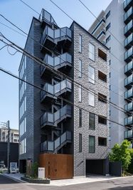 アストライズ桜木町ビル 【新築】85インチのモニター付き大会議室(37人可能)の室内の写真