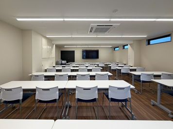 アストライズ桜木町ビル 【新築】85インチのモニター付き大会議室(37人可能)の室内の写真