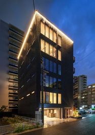 アストライズ桜木町ビル 【新築】85インチのモニター付き大会議室(37人可能)の室内の写真