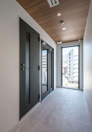 アストライズ桜木町ビル 【新築】85インチのモニター付き大会議室(37人可能)の室内の写真