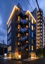 アストライズ桜木町ビル 【新築】85インチのモニター付き大会議室(37人可能)の室内の写真