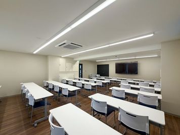 アストライズ桜木町ビル 【新築】85インチのモニター付き大会議室(37人可能)の室内の写真