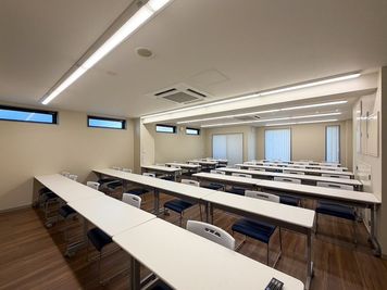 アストライズ桜木町ビル 【新築】85インチのモニター付き大会議室(37人可能)の室内の写真