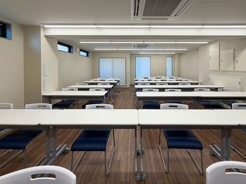 アストライズ桜木町ビル 【新築】85インチのモニター付き大会議室(37人可能)の室内の写真