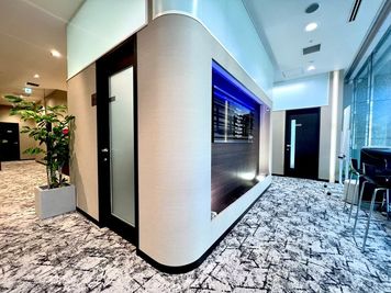 小会議室入口 - オフィスサービスUSP 貸会議室(定員４名）の室内の写真