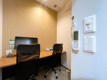 【恵比寿駅から徒歩1分】モニター・フリードリンク付き2名個室（ブース30）※予約時間前は入室不可【3階】 - いいオフィス恵比寿