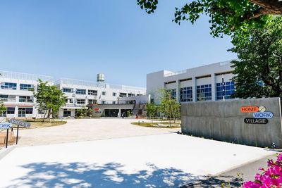 世田谷公園の目の前、旧池尻中学校の跡地を活用した複合施設HOME/WORK VILLAGEの館内にあります。 - neighbors sports club CLUBHOUSEの外観の写真