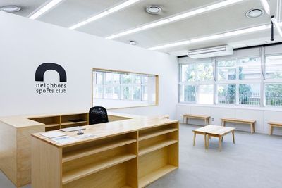 neighbors受付脇にある33.6㎡の土足スペース。STUDIO Aと同時レンタルも可能です。 - neighbors sports club