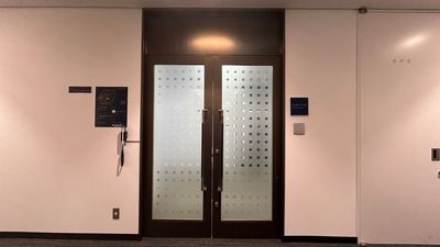 【左手にある共用扉の前で、予約完了メールに記載のAkerunのURLを開き「開ける」ボタンを押すと開錠されます】 - TIME SHARING 品川センタービルディング 801の入口の写真