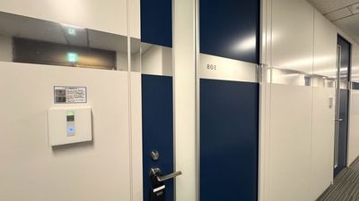 【ご予約の部屋まで進みドアノブにあるキーボックスよりカードキーをお取りの上、SECOMセンサーに当ててオートロックを解除ください】 - TIME SHARING 品川センタービルディング 801の入口の写真