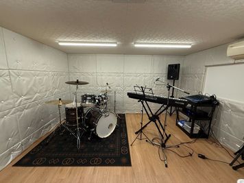 【 日本大通り駅徒歩4分】7.84㎡/周りを気にせず練習できる防音設備のある音楽ルーム - ルービー日本大通り