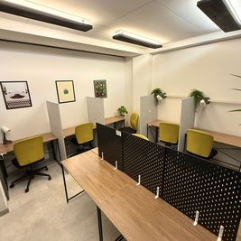 六甲の文教地で教育事業をお考えの方に最適なスペースをご提案可能です。 - BE-CON六甲本店 六甲駅1分｜初期0円でひとり塾・家庭教師を開業｜女性安心の半個室の室内の写真