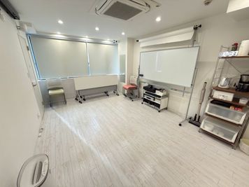 ３人掛けテーブル２台、２名掛けテーブル2台、椅子10脚 - ちょっとした門前仲町のレンタルスタジオ＆会議室 ２F会議室の室内の写真