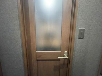 いいオフィス日吉 by コワーキング 【日吉by コワーキング】モニター付き完全個室⑧の室内の写真