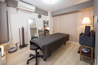 昼光色照明での室内 - Relax Salon（りらくサロン）渋谷道玄坂 レンタルサロンの室内の写真