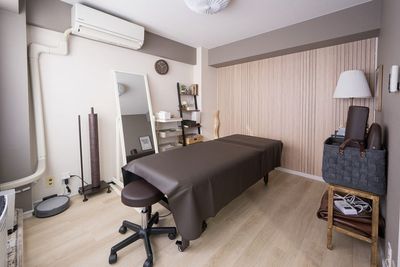 自然光のみでの室内(14時) - Relax Salon（りらくサロン）渋谷道玄坂 レンタルサロンの室内の写真