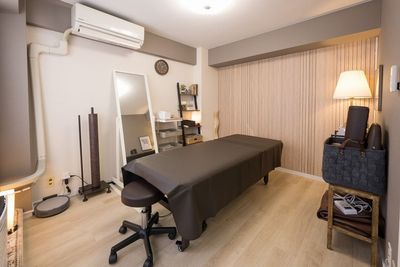 昼白色照明での室内 - Relax Salon（りらくサロン）渋谷道玄坂 レンタルサロンの室内の写真