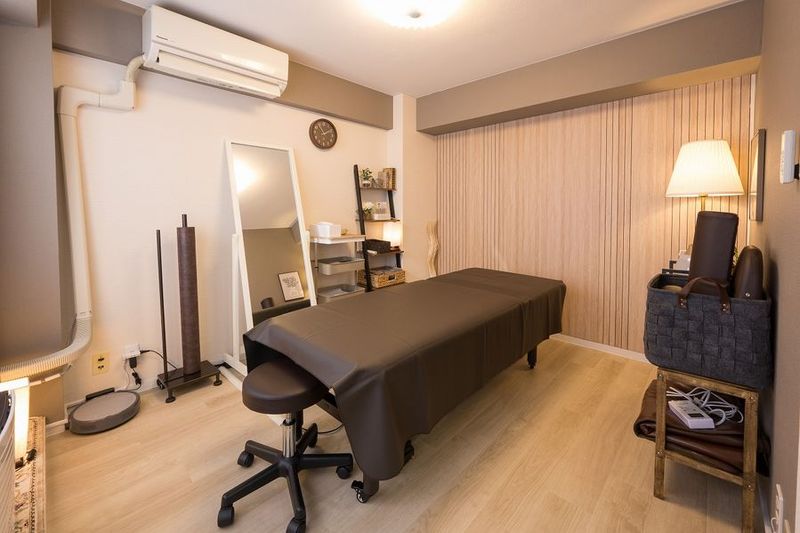 電球色照明での落ち着いた雰囲気 - Relax Salon（りらくサロン）渋谷道玄坂 レンタルサロンの室内の写真