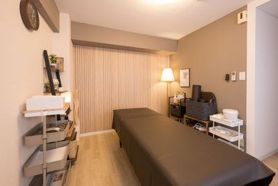 電球色照明での落ち着いた雰囲気 - Relax Salon（りらくサロン）渋谷道玄坂 レンタルサロンの室内の写真