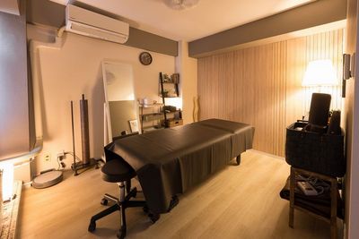 カーテンを閉めて間接照明のみ - Relax Salon（りらくサロン）渋谷道玄坂 レンタルサロンの室内の写真
