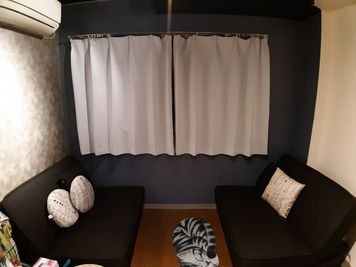 １階二人がけソファ×２台 - ネコろびの館 ＜貸切多用途！＞ネコろびの館の室内の写真