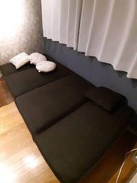 二人がけソファは並べると腰掛けになります - ネコろびの館 ＜貸切多用途！＞ネコろびの館の室内の写真