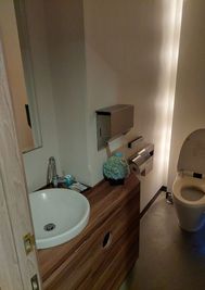 男性用トイレ内 - IGGバーの室内の写真
