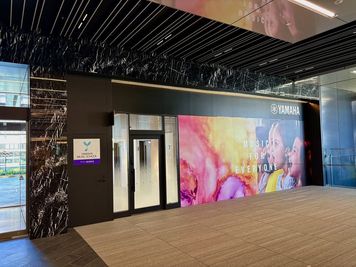 お部屋のあるイーストタワーには、飲食店が並ぶレストランフロアやドラッグストア等が入っており、お出かけの際には気軽にお立ち寄りいただけます。 - ミュージックアベニュー横浜みなとみらいⅡ Room2 グランドピアノ常設の防音部屋の室内の写真